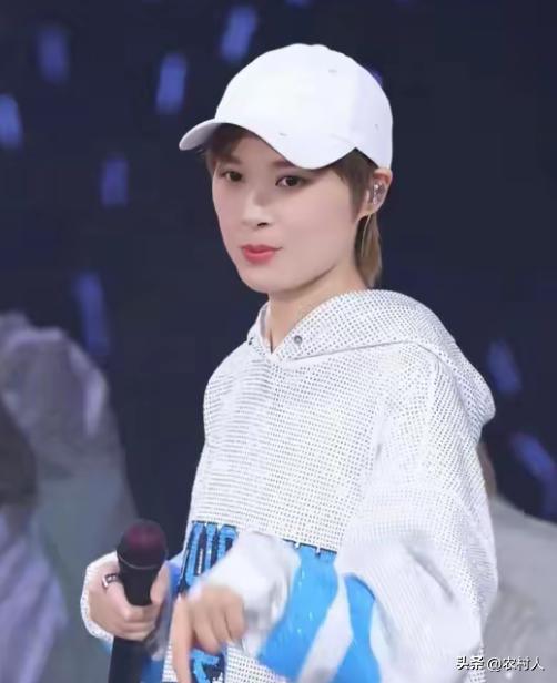 娱乐圈长得像男人的两个女明星，一个是李宇春，另一个是韩红。这样的女的，即便不要彩