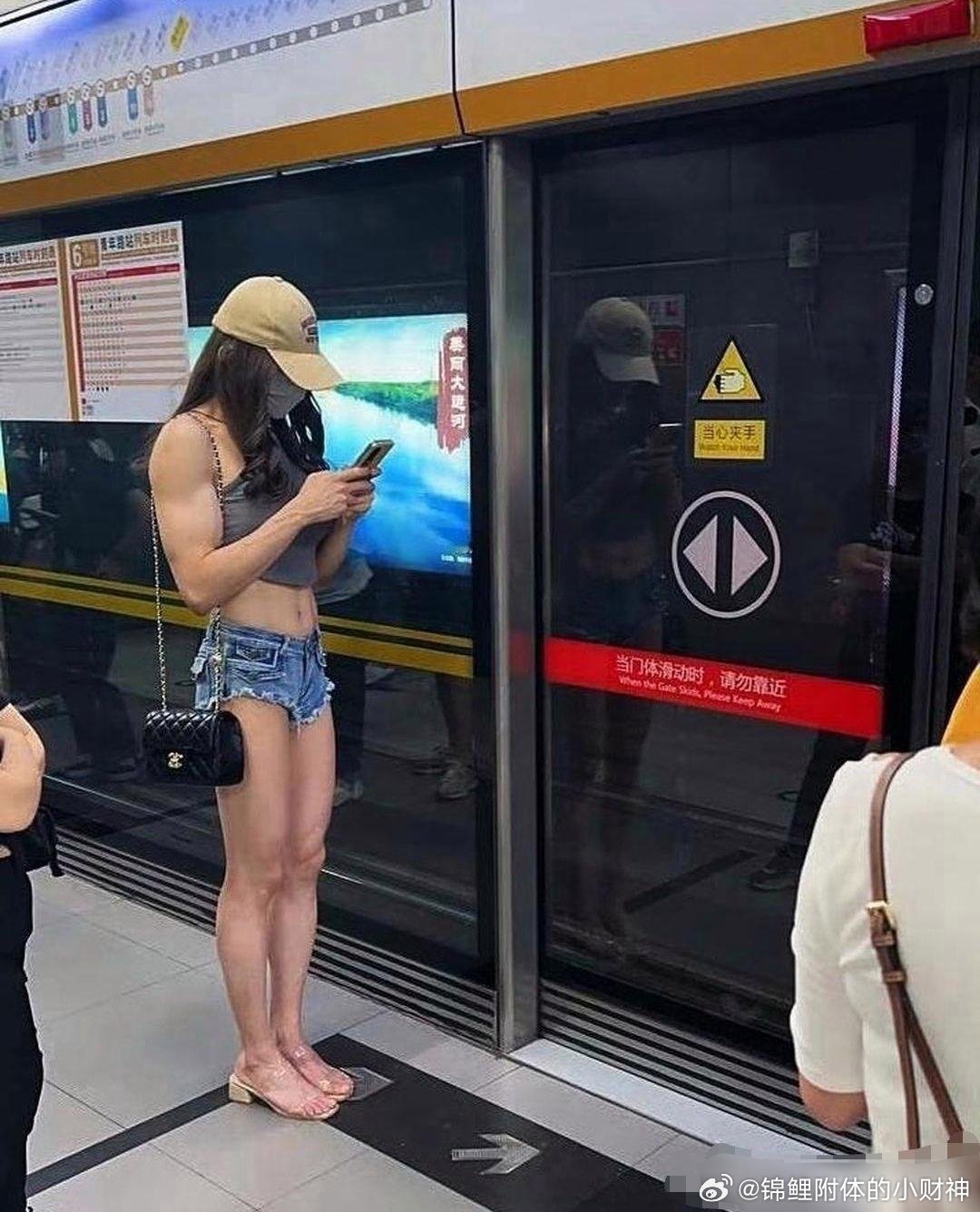 朋友们，这是个男的还是女的啊？ 