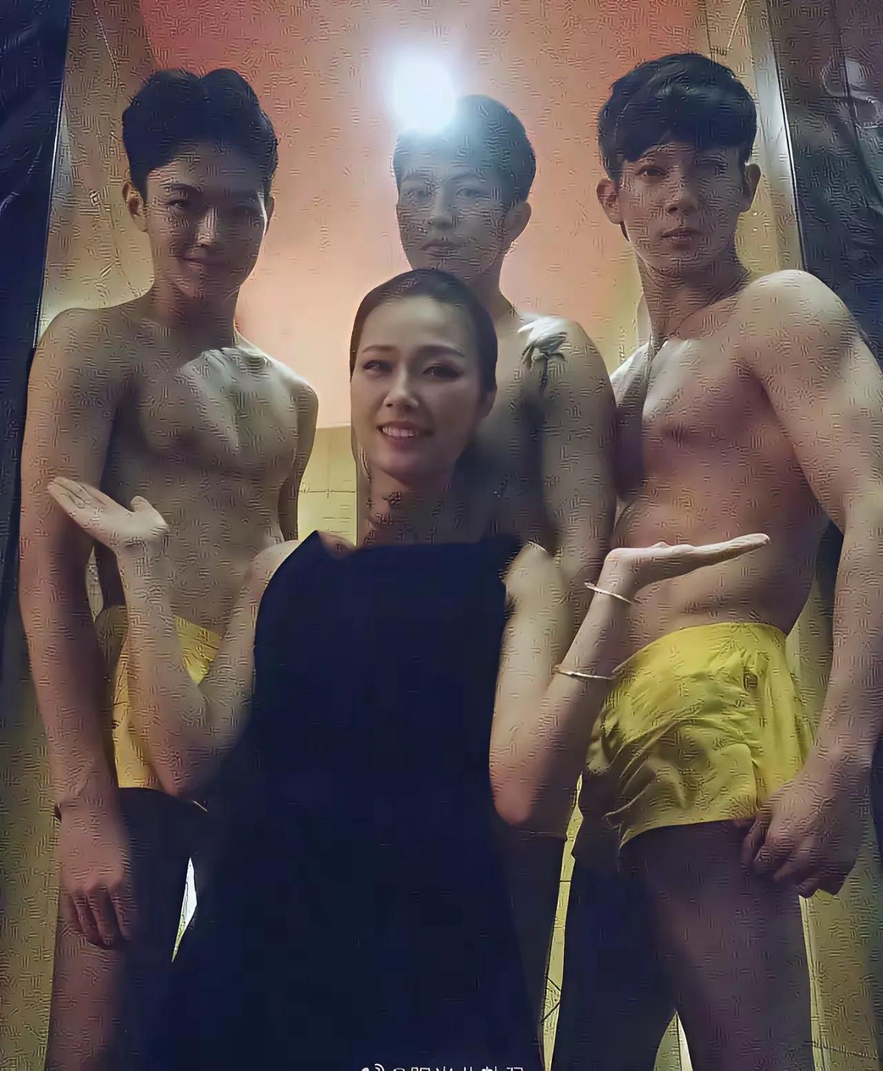 许凯未成名前的旧照，与现在差别大吗？
大多是他学生时期的青涩模样：眉眼舒展，鼻梁