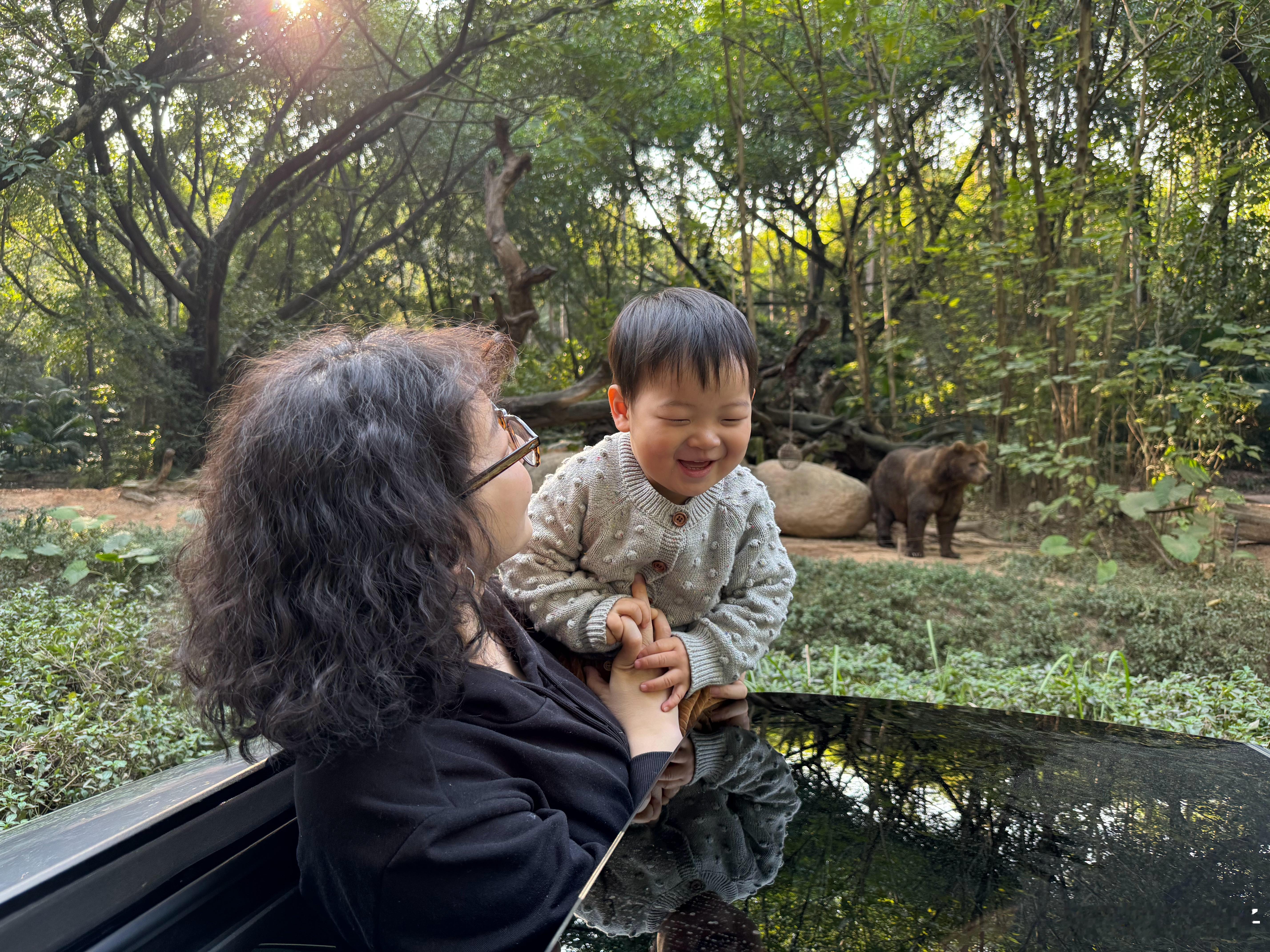 来野生动物园玩，还是可开启的天窗玩的爽哈哈，就是现在新能源车基本都不能开启天窗了