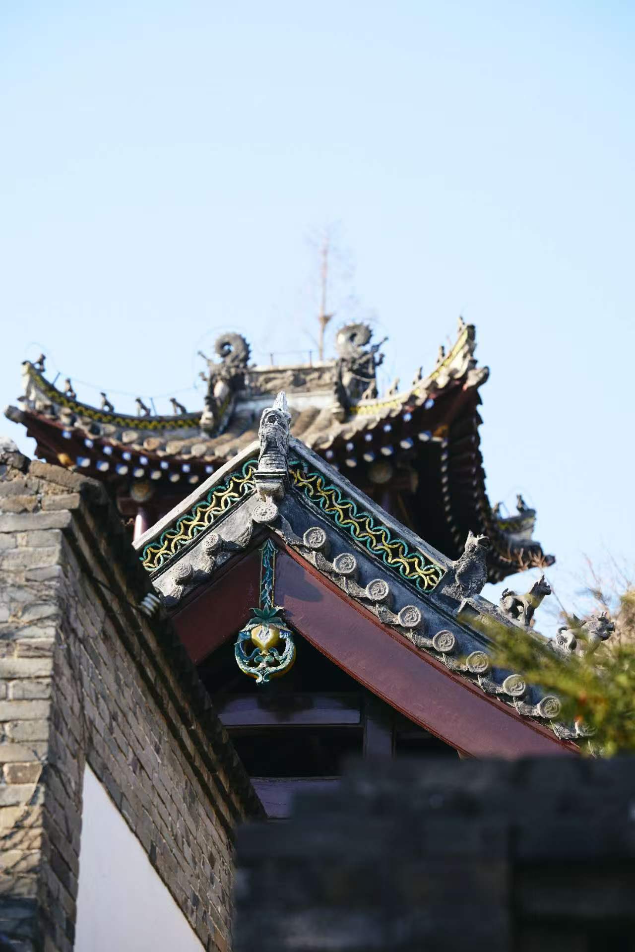 郭京飞兼职导游也太会了郭京飞导游副业藏不住了打卡大孤山不止有自然风光与人文古迹，