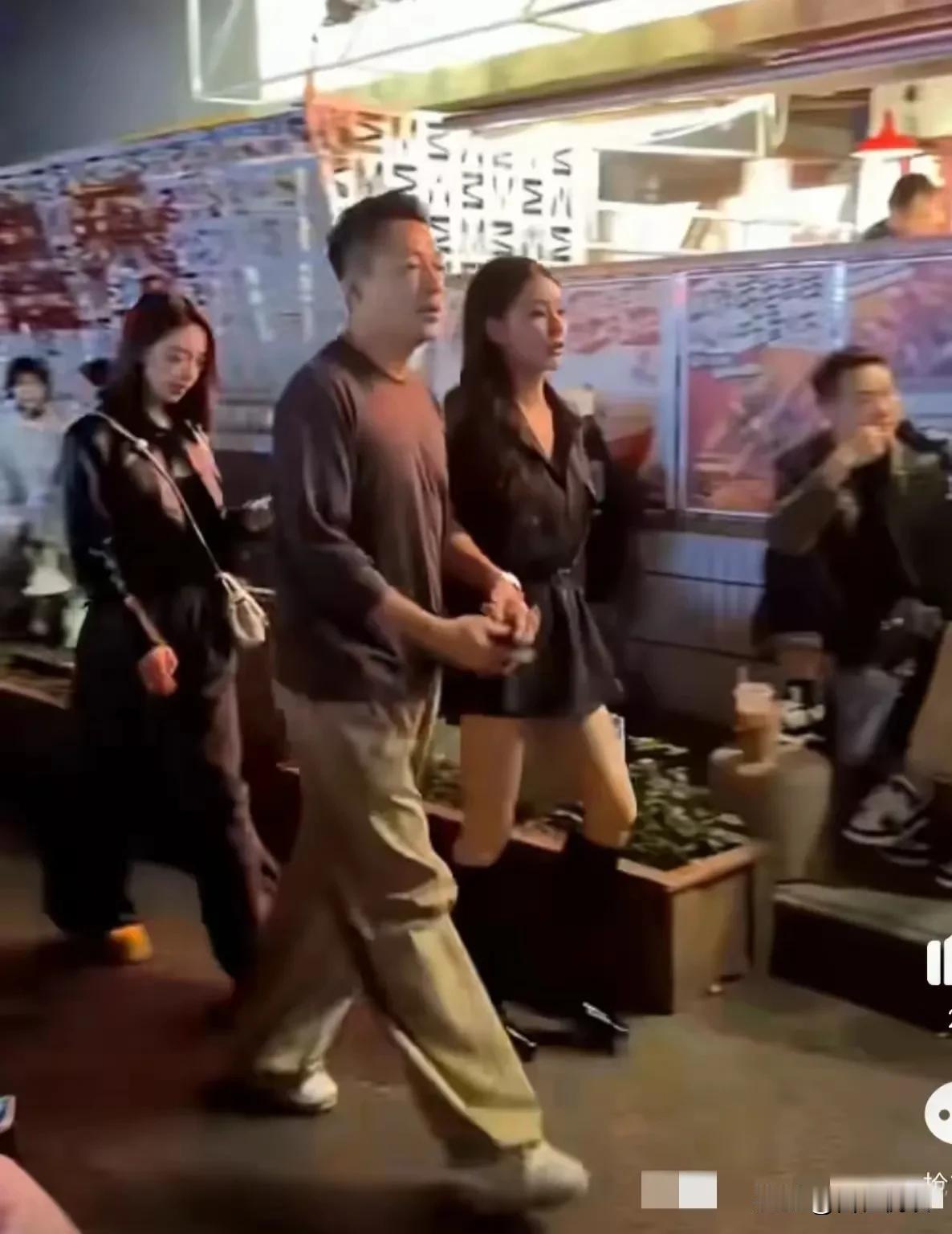 汪憨憨俩口子真红了
现在出街都有助理跟随了

俩人这是要打造夫唱妇随恩爱秀
还有