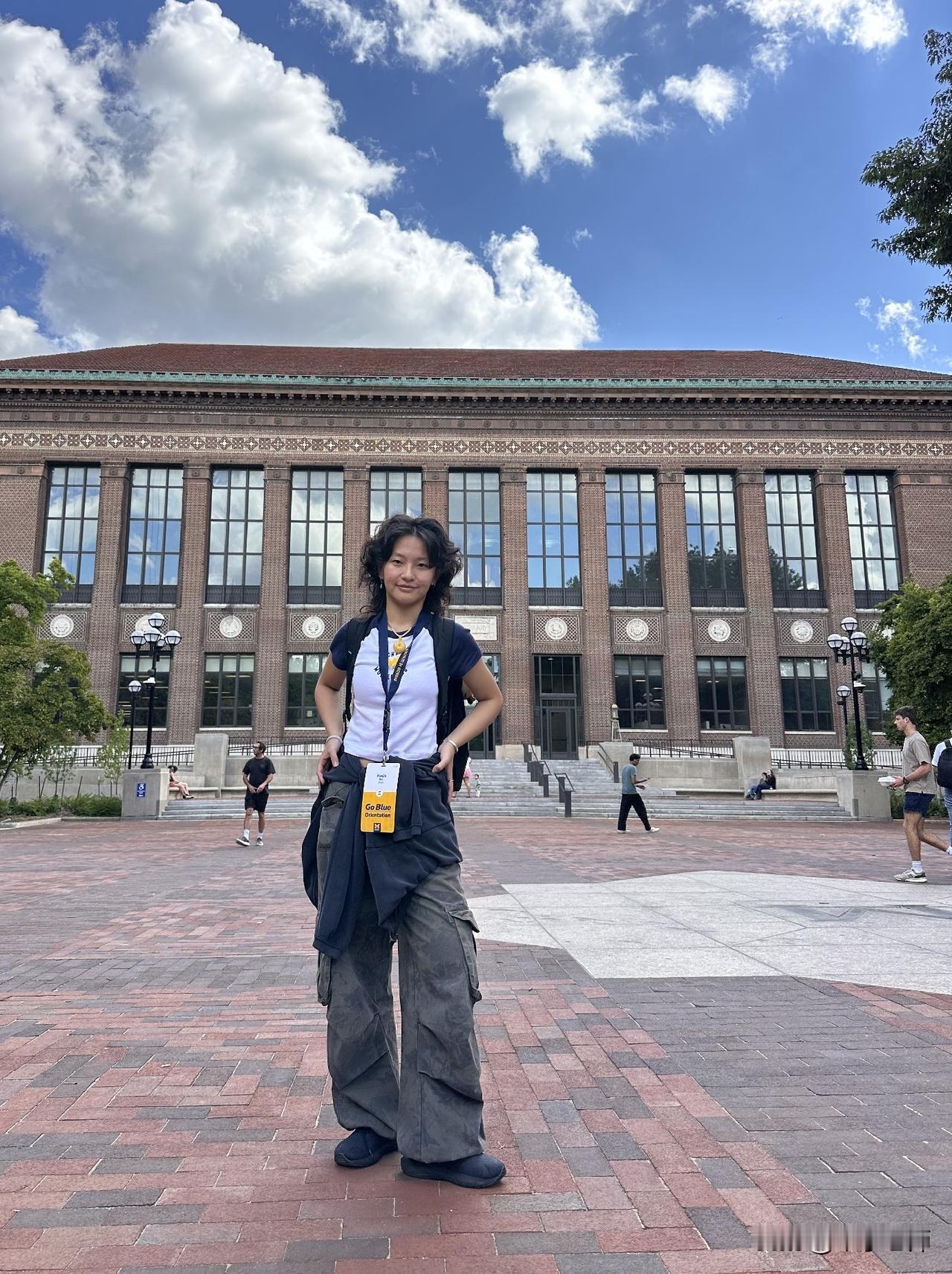 阳光女孩，自信坚毅。
女孩嘴角上扬，笑容如云。放松的造型与天空、建筑融为一体。