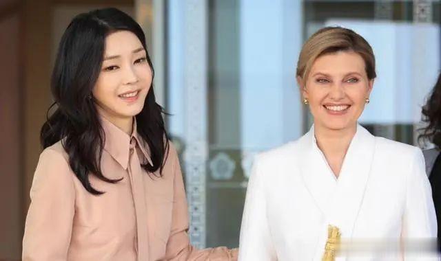 金建希一袭粉色套装接见来访的小泽的夫人，真是迷人至极。人都50岁了，竟然比小泽的