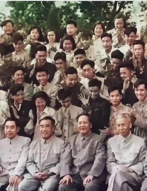 那个伟大时代，能受到人民领袖毛主席的接见并与他老人家一起合影，是人生莫大的幸福…
