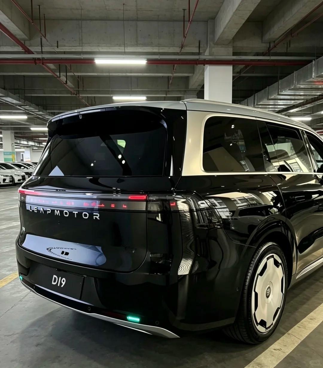坐进后排三秒我就分出来了，精装房和毛坯房的区别
去店里看零跑D19，销售让我坐进