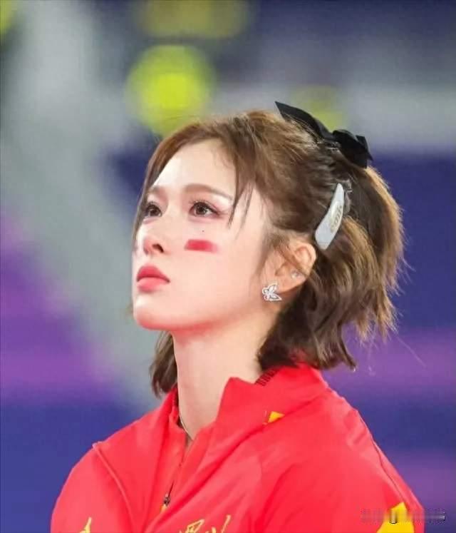 赛前先挨骂日本3人围剿，吴艳妮林雨薇背水一战，0.3秒差距谁之过