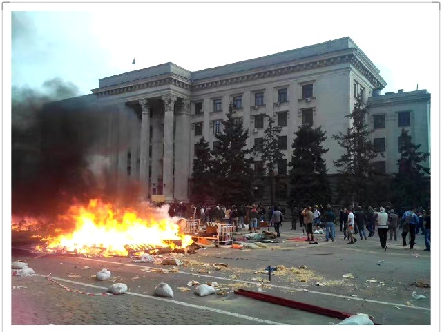 #俄乌局势新进展# 2014年5月2日，乌克兰基辅当局支持的纳粹分子纵火焚烧敖德