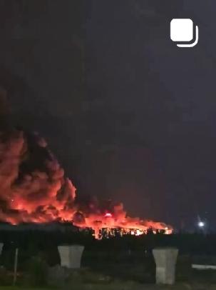 网络报道了在圣彼得堡附近的科尔皮诺的Izhorsk工业园区发生火灾。同时，该地区