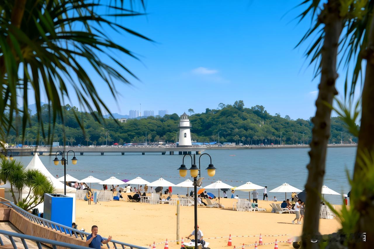 海风解意，海岸逢佳人
晴日下的珠海情侣路，是海风与阳光交织的浪漫。
沙滩之上，身