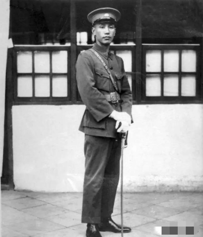 1935年，蒋介石逼迫王家烈交出贵州兵权，王家烈无奈下野。蒋介石“慷慨”给了他3