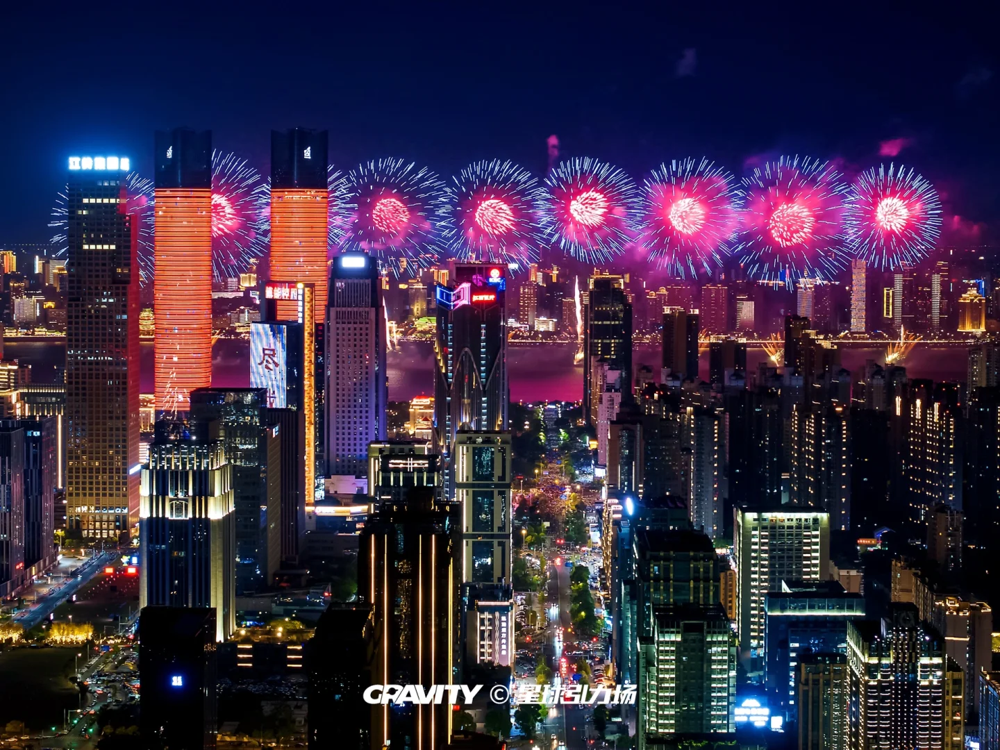 南昌国庆烟花🎆摩天大楼为前景也不错！