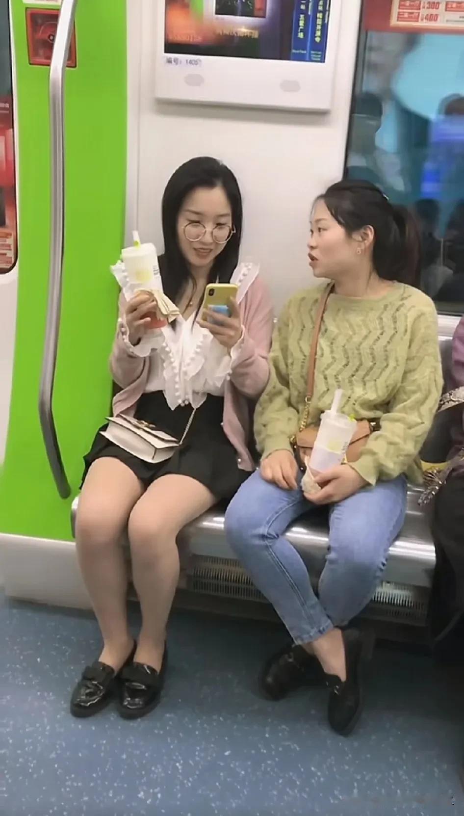 圆眼镜一戴，分外可爱！[笑哭]
