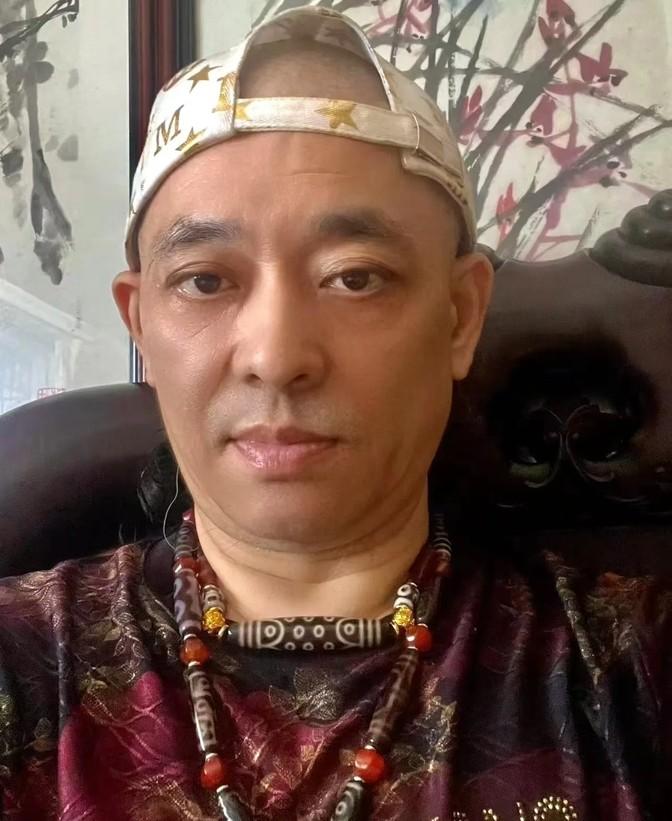我这人虽然自称大财神，但对于玛瑙还真不算太懂行。不过，我现在也算是个古玛瑙的收藏