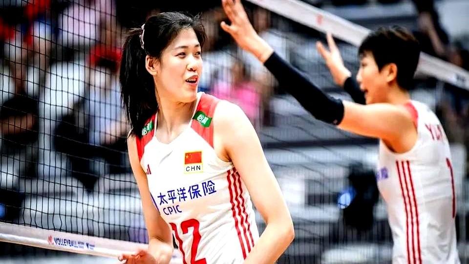 终于消停了！昨天晚上意大利米兰俱乐部官宣李盈莹加盟，她本人也穿着休闲运动衣发视频