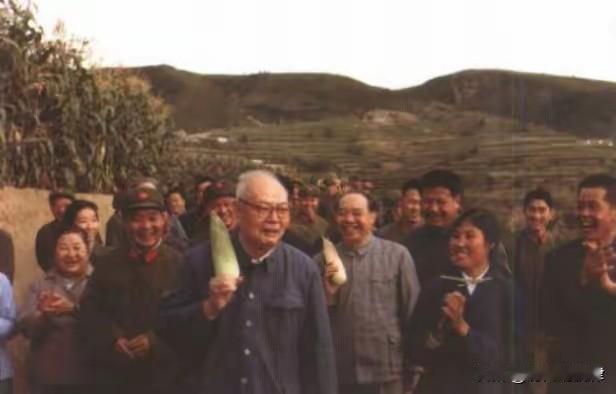 1977年叶剑英视察大寨，手持玉米笑容满面，一张照片藏着时代深意
 
1977年