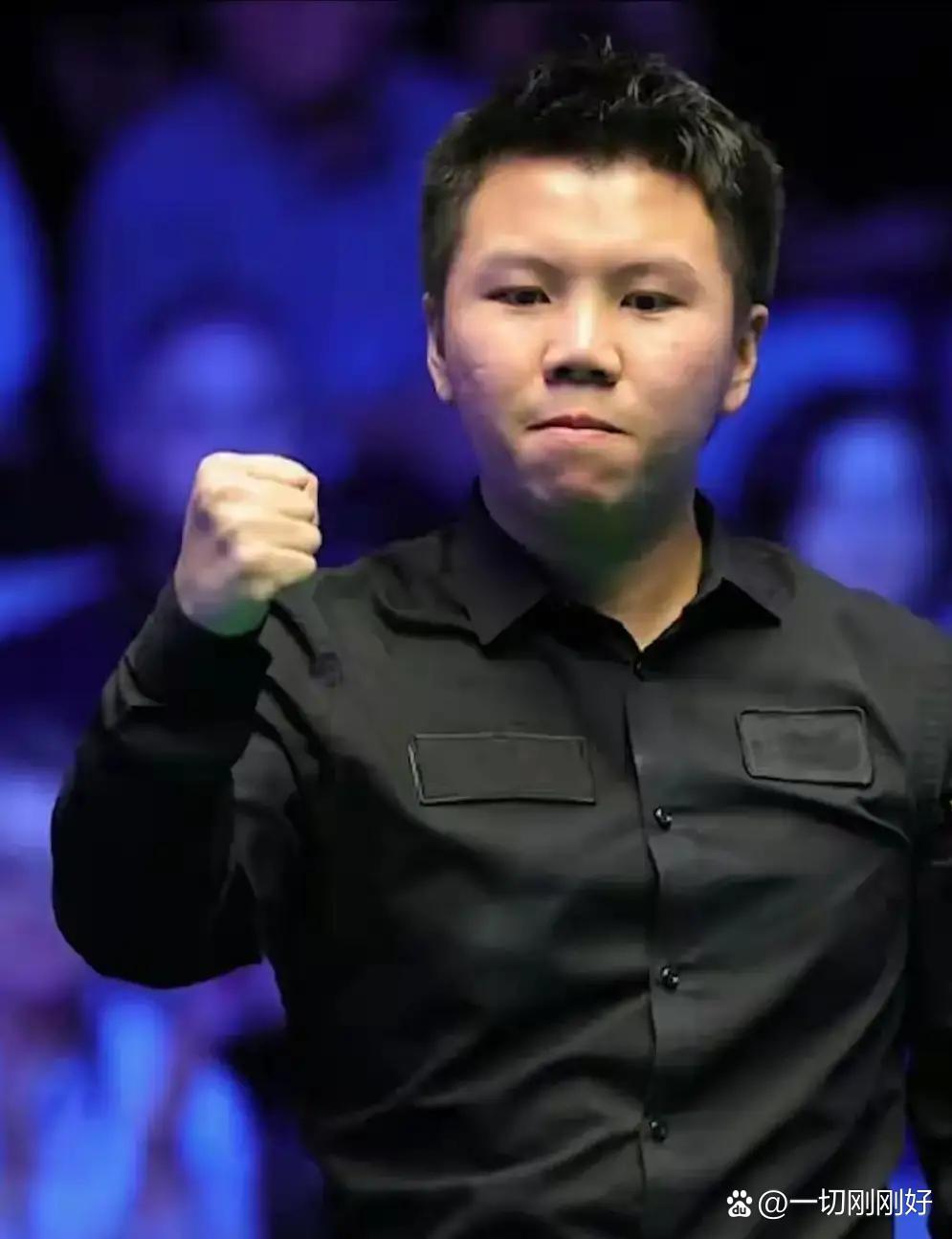 凌晨四点，苏格兰赛球馆灯光刺眼，周跃龙0比2落后世界冠军宾汉姆，可谁也没想到，他