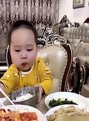 这事儿真是看得人心里发堵。

一个才6岁的小姑娘，被亲妈包装成2岁半的“干饭神童
