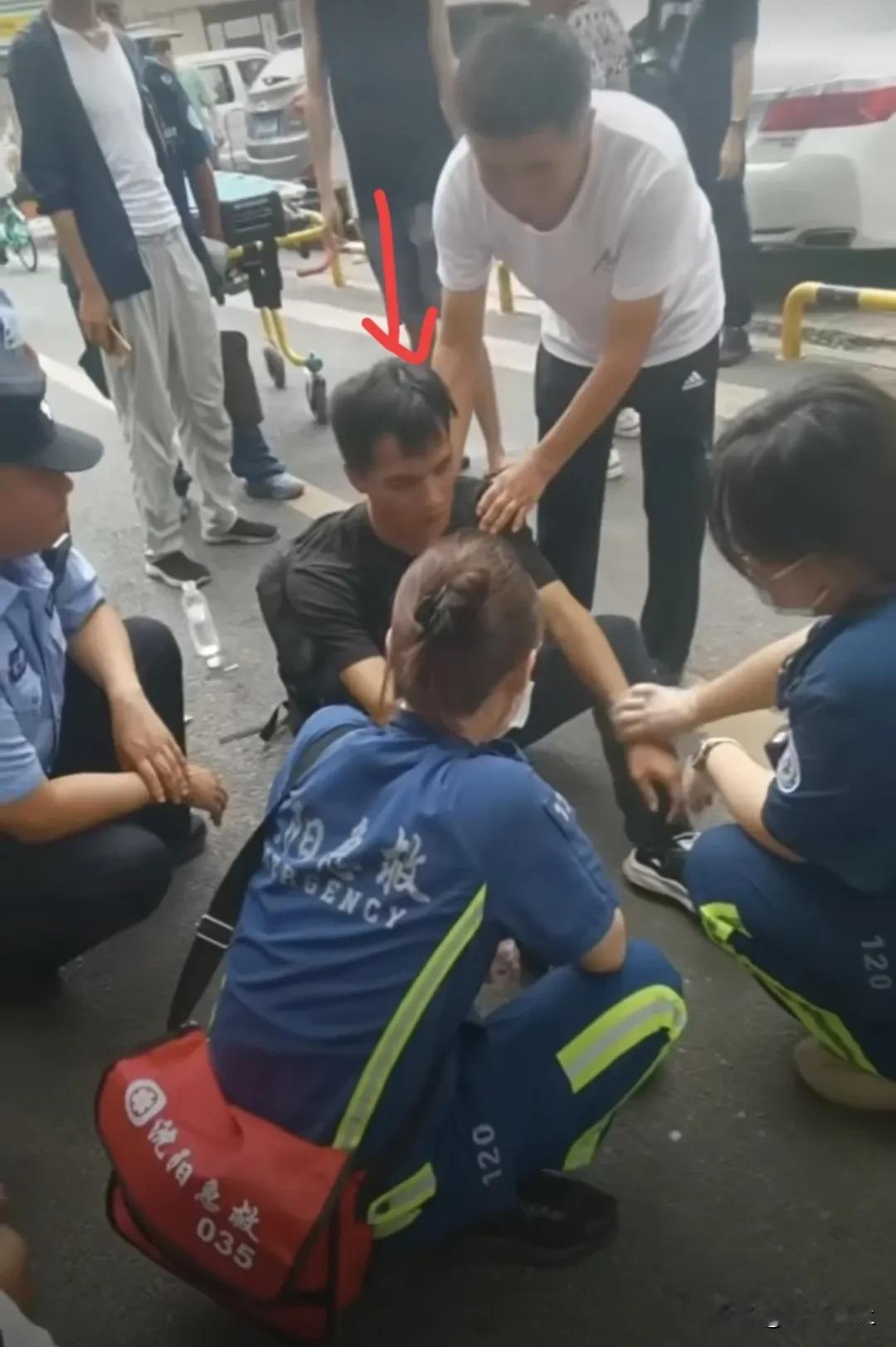 沈阳街头惊现“晕倒哥”！
大家一定要认识他，防止被骗！
位“全国巡演”的“晕倒哥