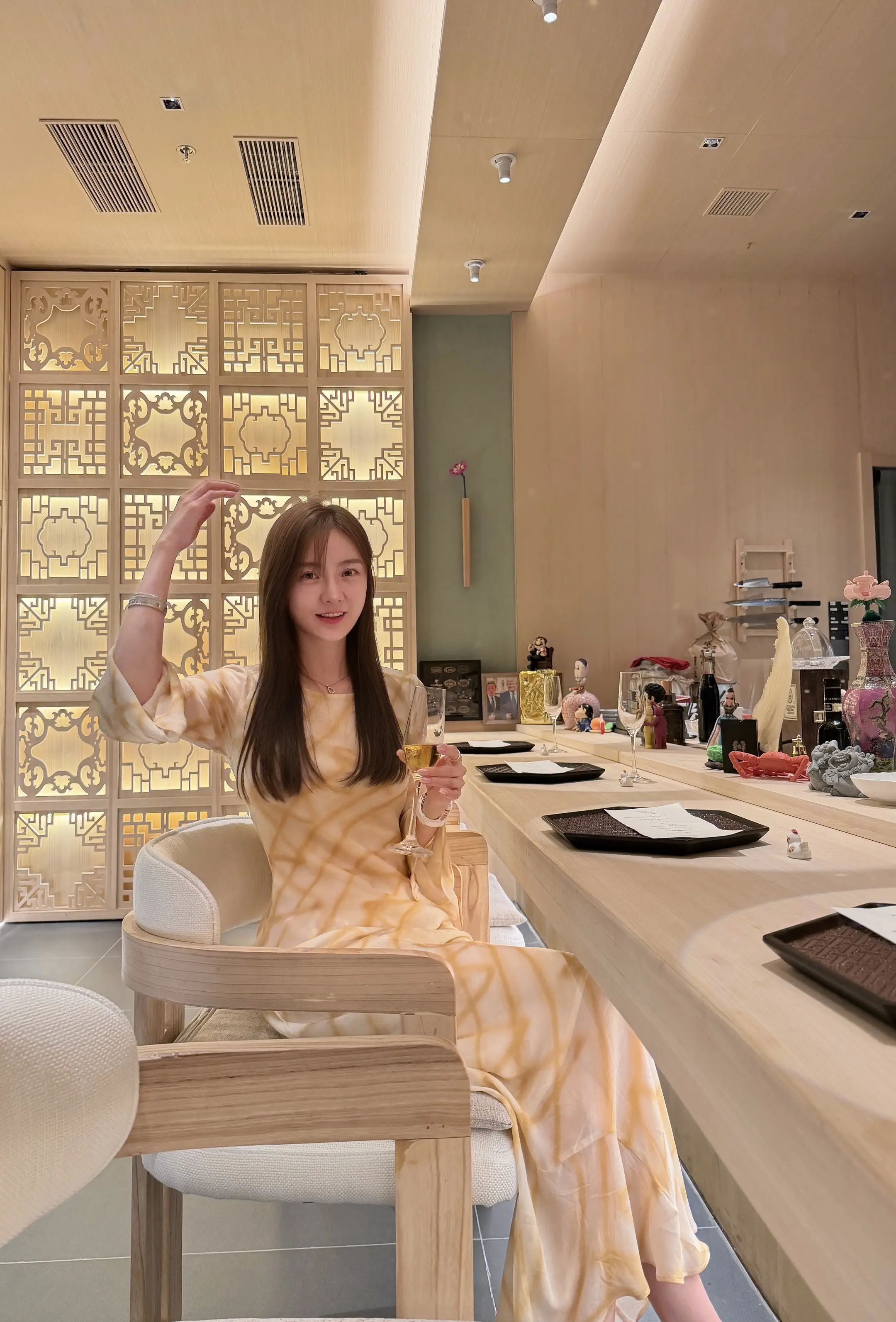先看美女 再看美食。