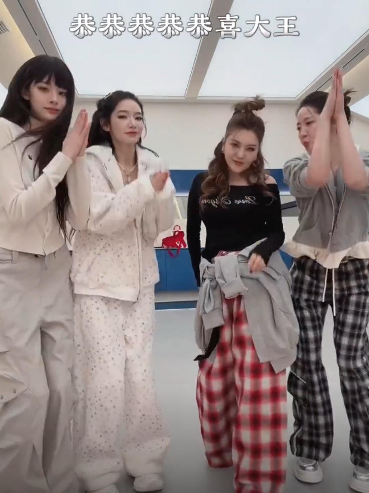 代斯在乘风爆改小品演员达拉崩吧你看看把姐姐们都逼成什么样子啦，唱跳爆改小品演员，