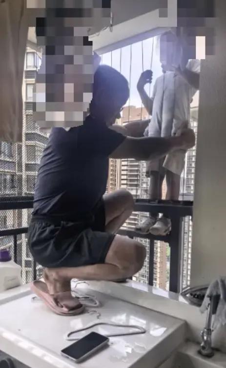 吓出一身冷汗！南宁一位阿姨在37楼阳台刷手机，护栏外突然"掉"下来一个小男孩，一