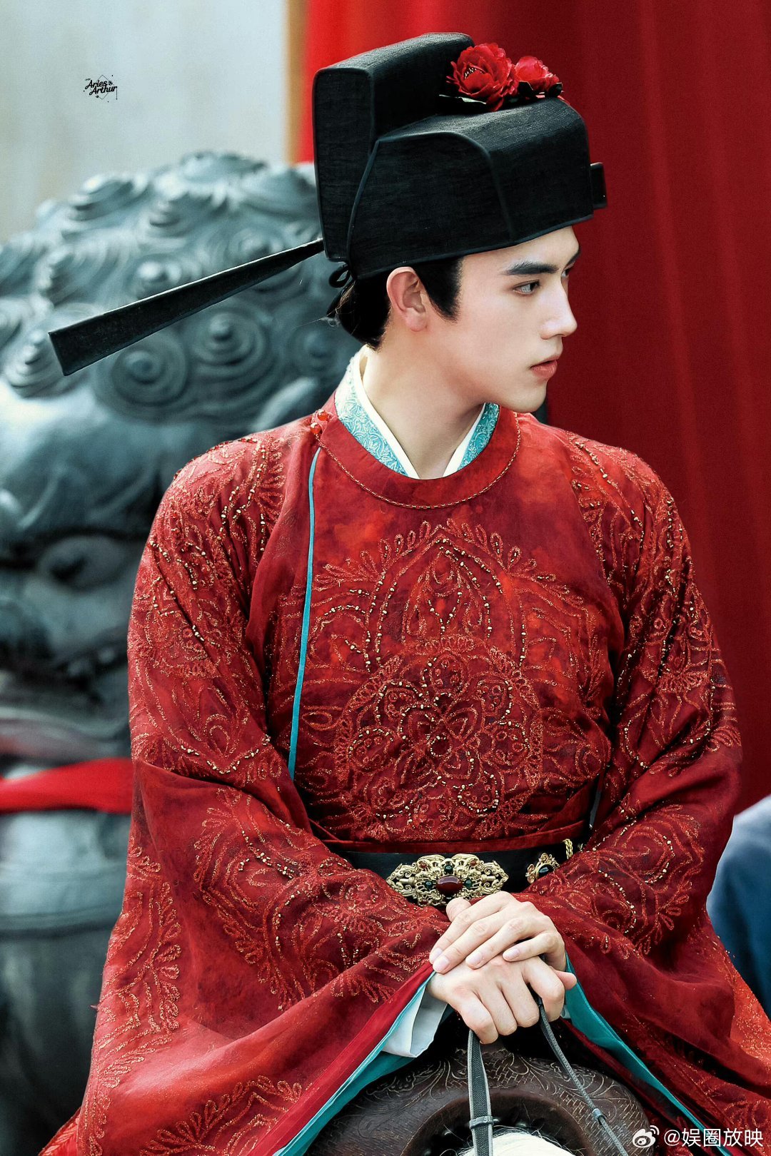 陈飞宇白日提灯新郎官造型谁懂红装陈飞宇的魅力！新郎官造型俊逸挺拔，少年气与贵气交