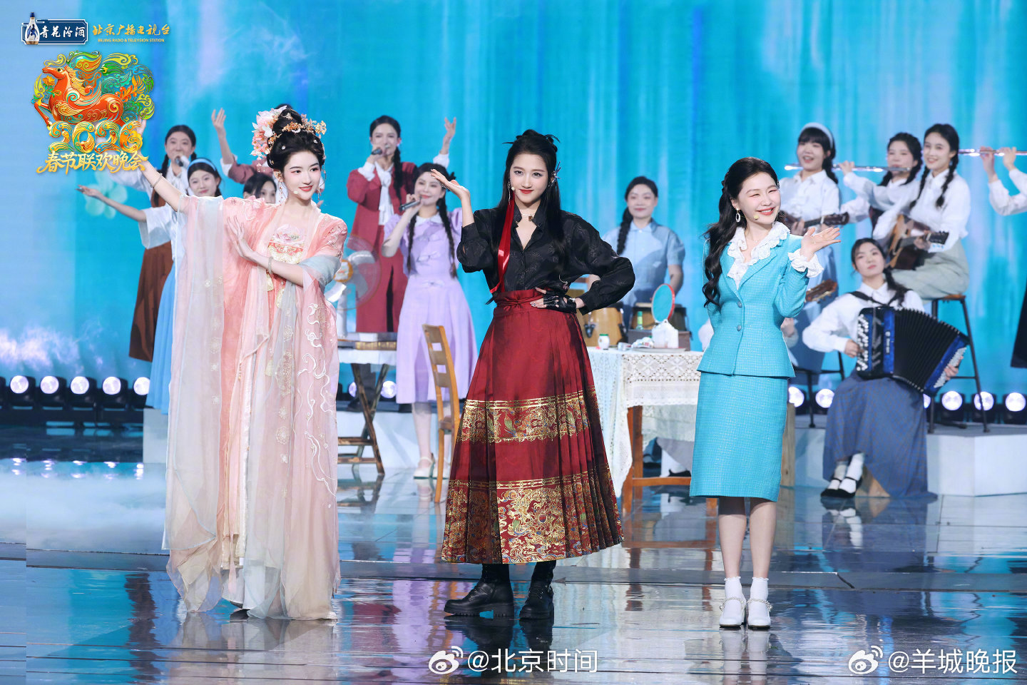 【#北京台春晚舞台直击##北京台春晚神马都好看#】茉莉花开，芬芳满园！金靖用歌舞