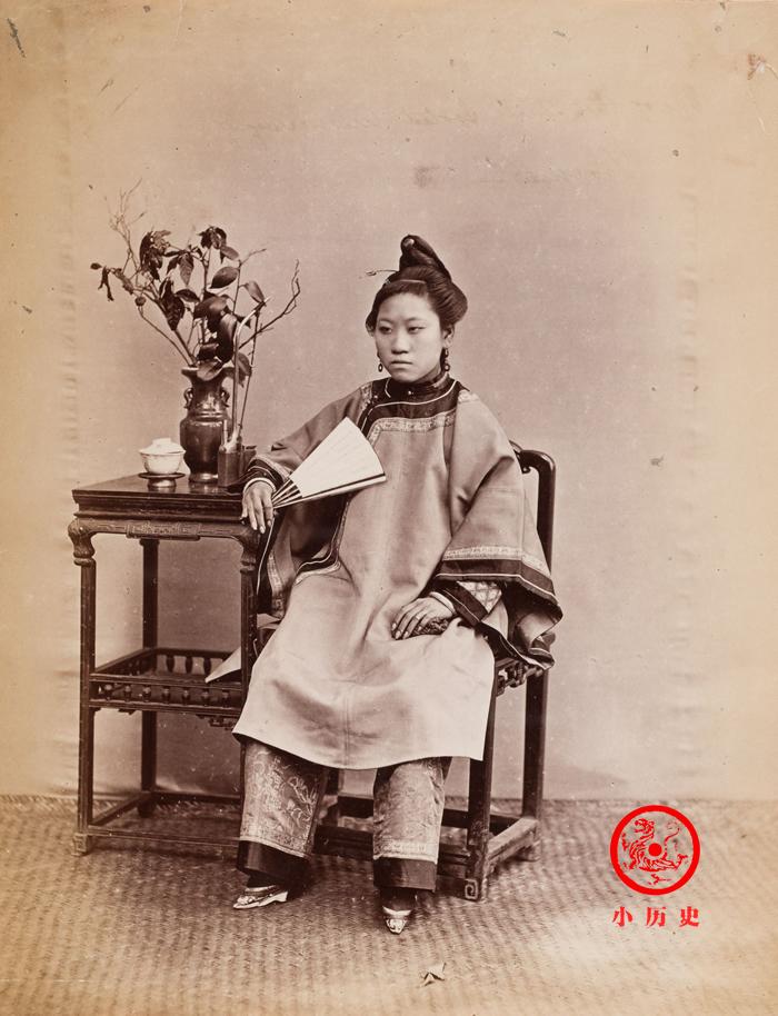【晚清老照片：贵妇缠“三寸金莲”】1870年左右，福州一位贵妇，身穿袄裤。照片在