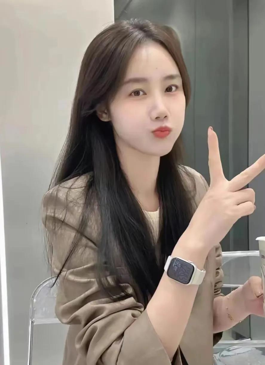 曾经有一个男孩，我答应做女孩的男朋友。我和女孩生活在一起，互相照顾，互相支持。男