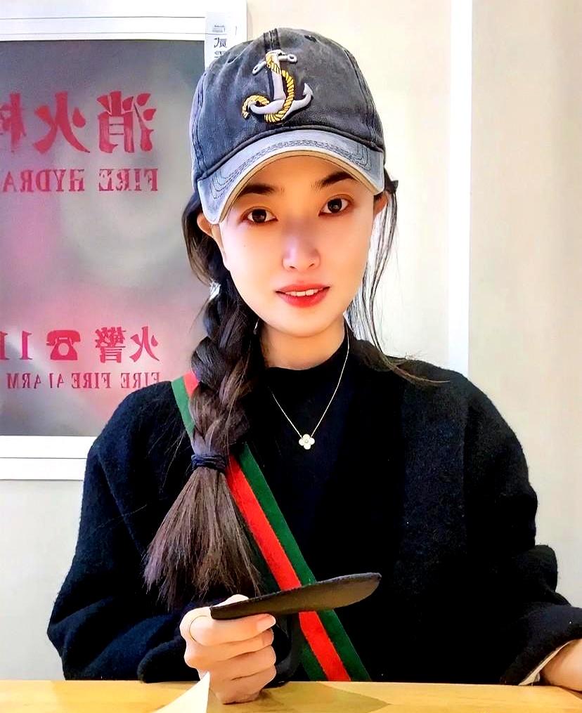 37岁的林姐捏着手机，屏幕上闺蜜消息闪着：“超时10分钟了，救场不？”她抬眼瞅对