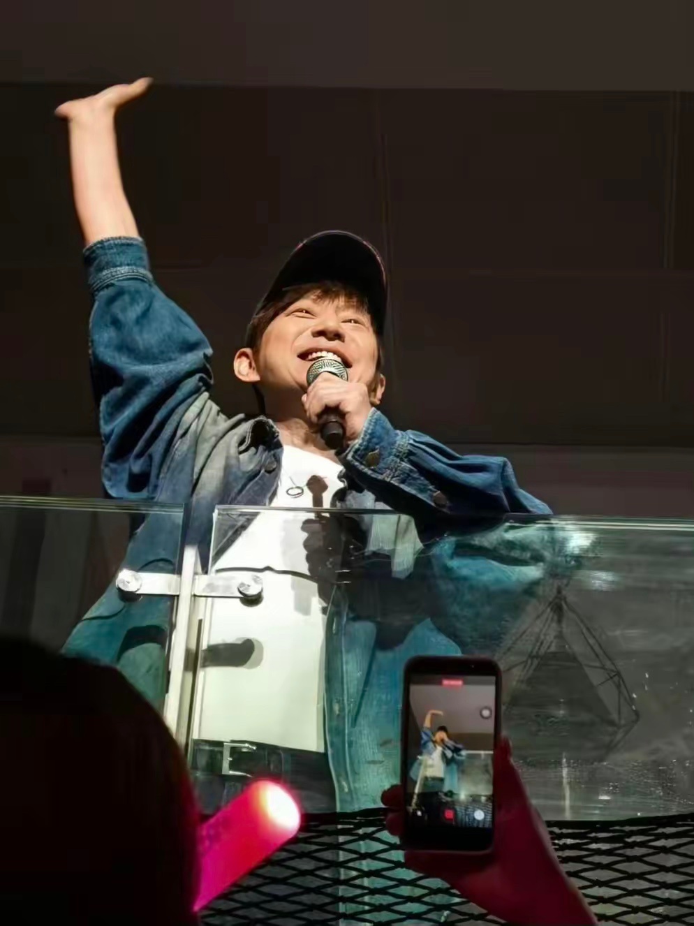 谢娜发了快乐大本营片段谢娜演唱会最催泪名场面，当属何炅惊喜空降同台！两人一站在舞