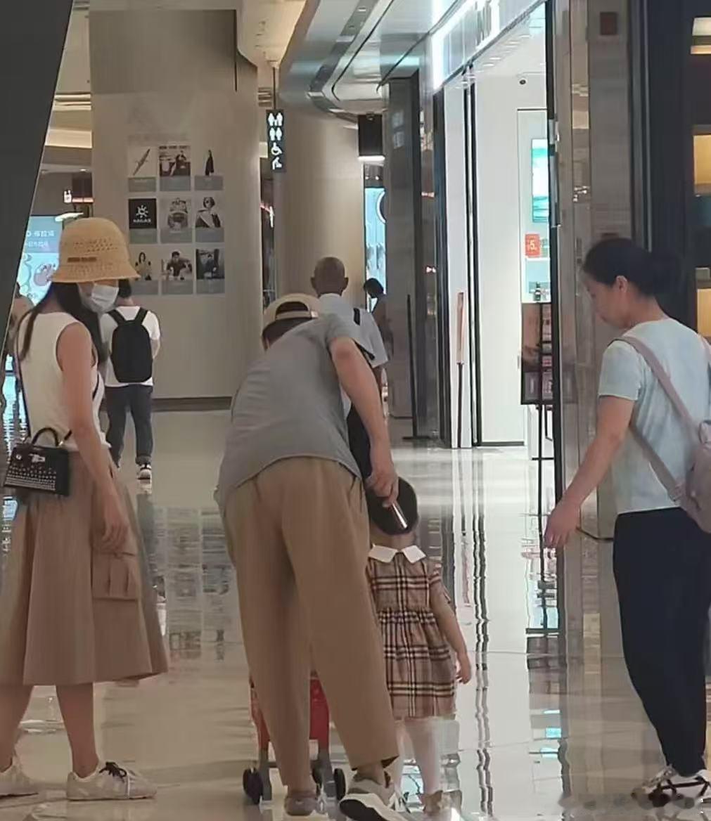 任重孙骁骁带女儿购物任重孙骁骁带1岁女儿逛商场，孙骁骁身材好苗条完全看不出已经是