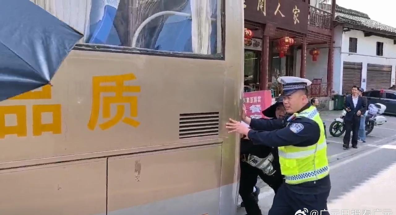 【暖心一幕！摆渡车抛锚受阻 他们联手推车解难题】4月5日下午，人流如织的剑门关景