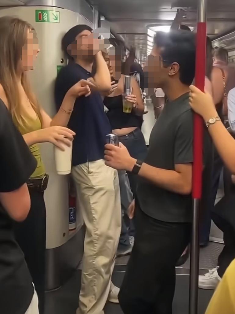 一群外国人在香港地铁上如入无人之境，不仅大声喧哗，还当众饮酒，甚至玩起了自拍，虽