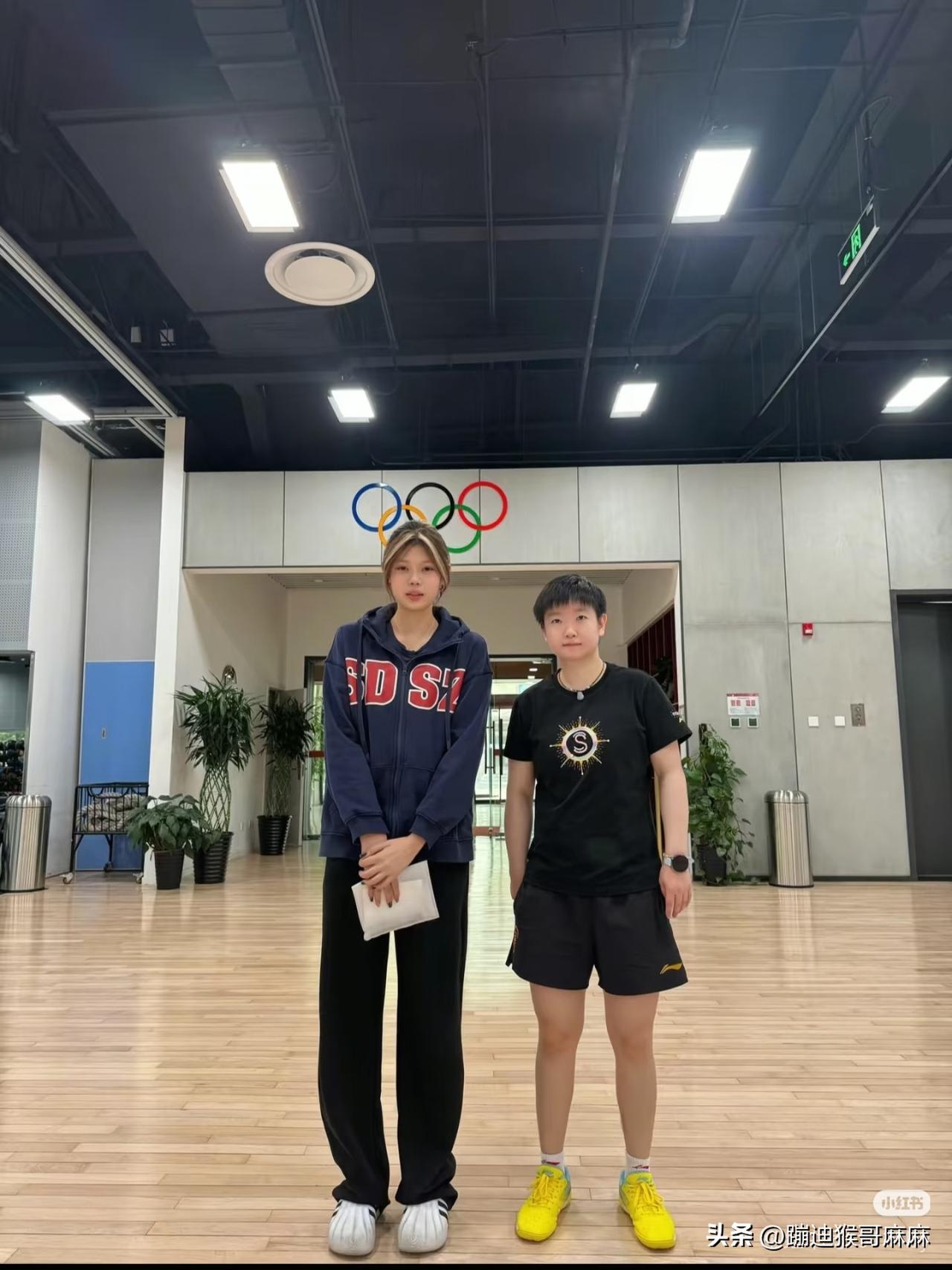 心心念念的莎莎终于出现啦！另外这届网友真是个个都有火眼金睛，连莎莎的新手链都扒出