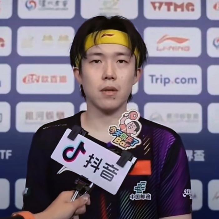 抖音这个女记者要火，采访王楚钦忘了边界感，边笑边说楚钦是“独苗”，没想到王楚钦不