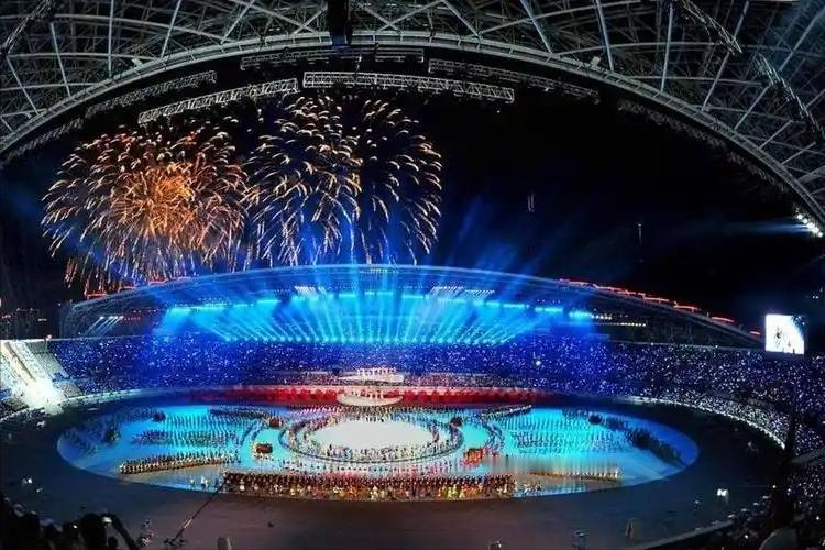 名古屋亚运开幕搞得一团糟，3.5万座位体育场大片空位，开幕式前就乱象频出。
 