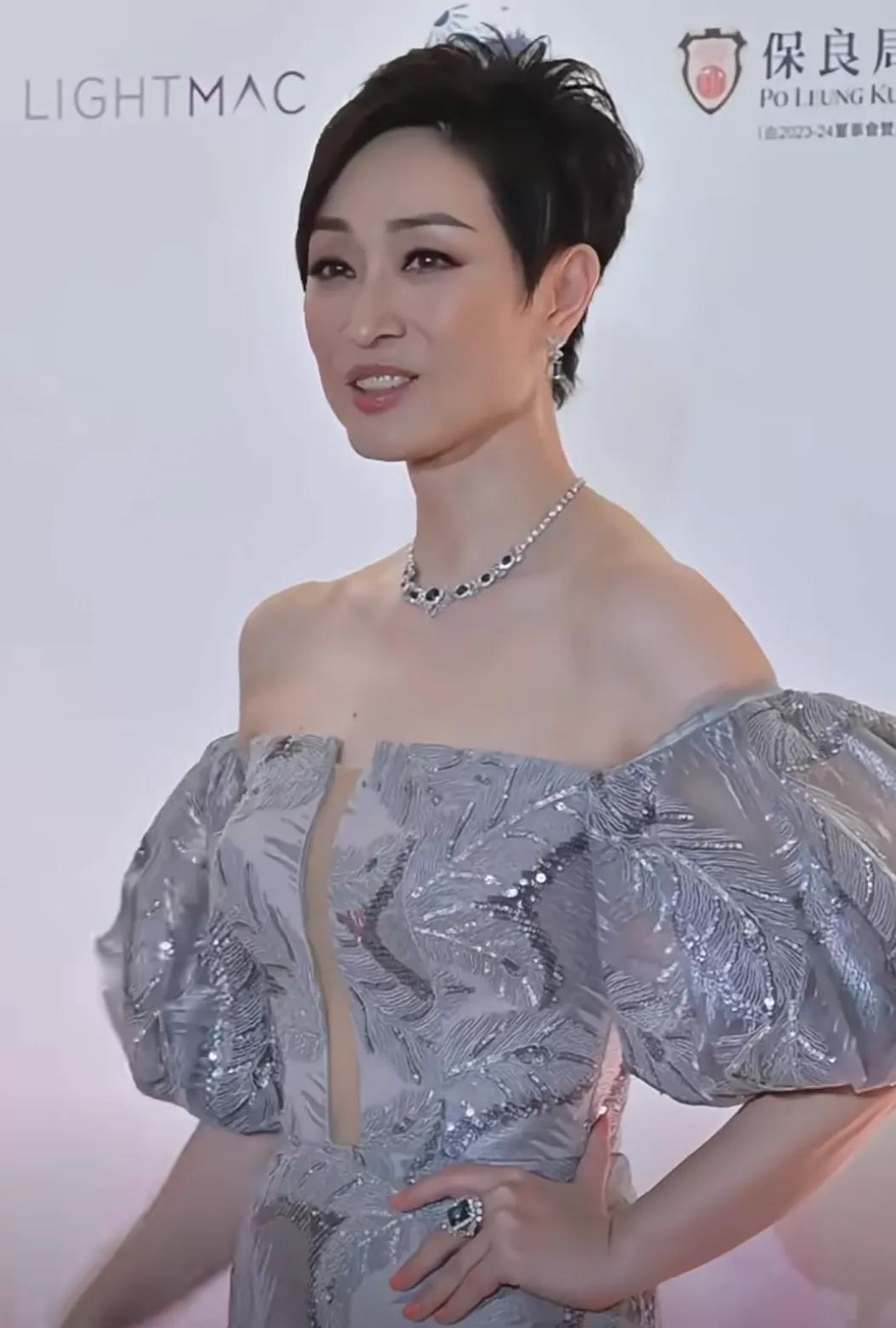 陈法蓉最新活动造型，这条抹胸裙好有气质，陈法蓉皮肤好细腻，完全看不出来她都57岁