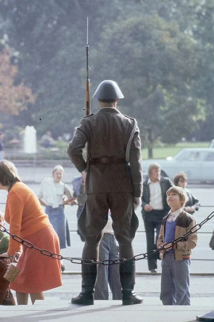 八十年代末，东柏林街头。 ​
	
