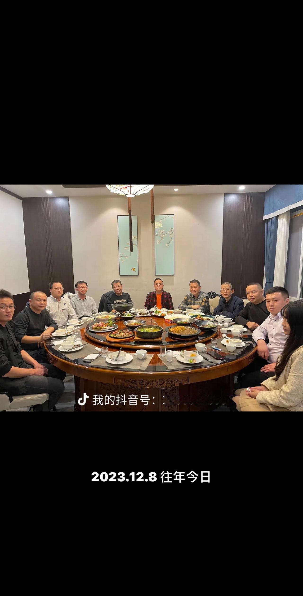 朋友聚会在一起喝酒嗨起来