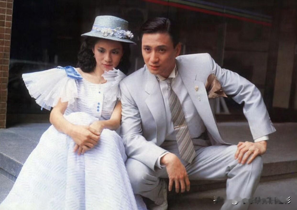 翁美玲&汤镇业《桥王之王》幕后合影📸
看着这些旧照，翁美玲的笑还像当年那样鲜活