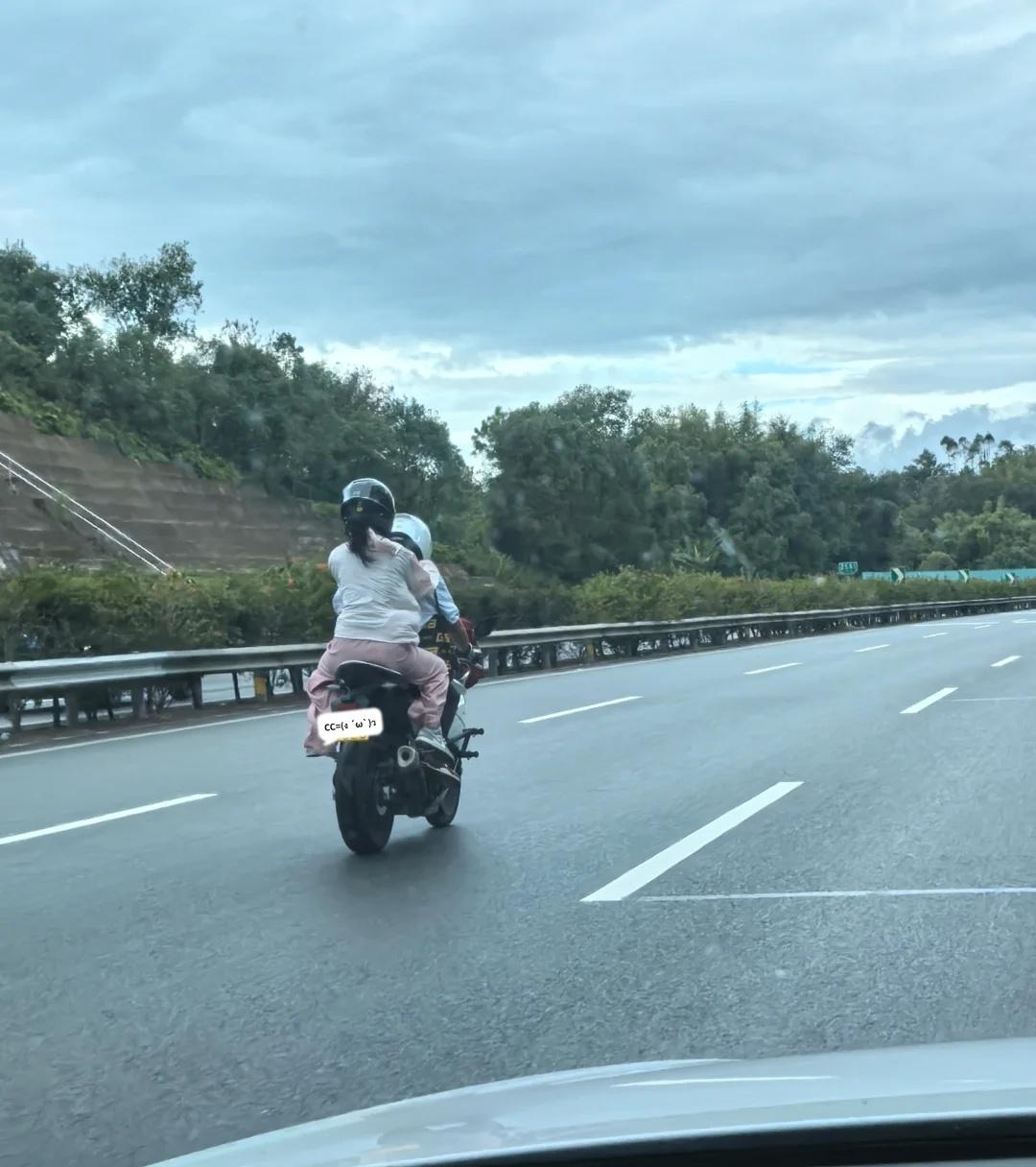 高速载人狂飙，真的太不把生命当回事了
高速上骑摩托车遇见过好几次，但穿着短袖，载