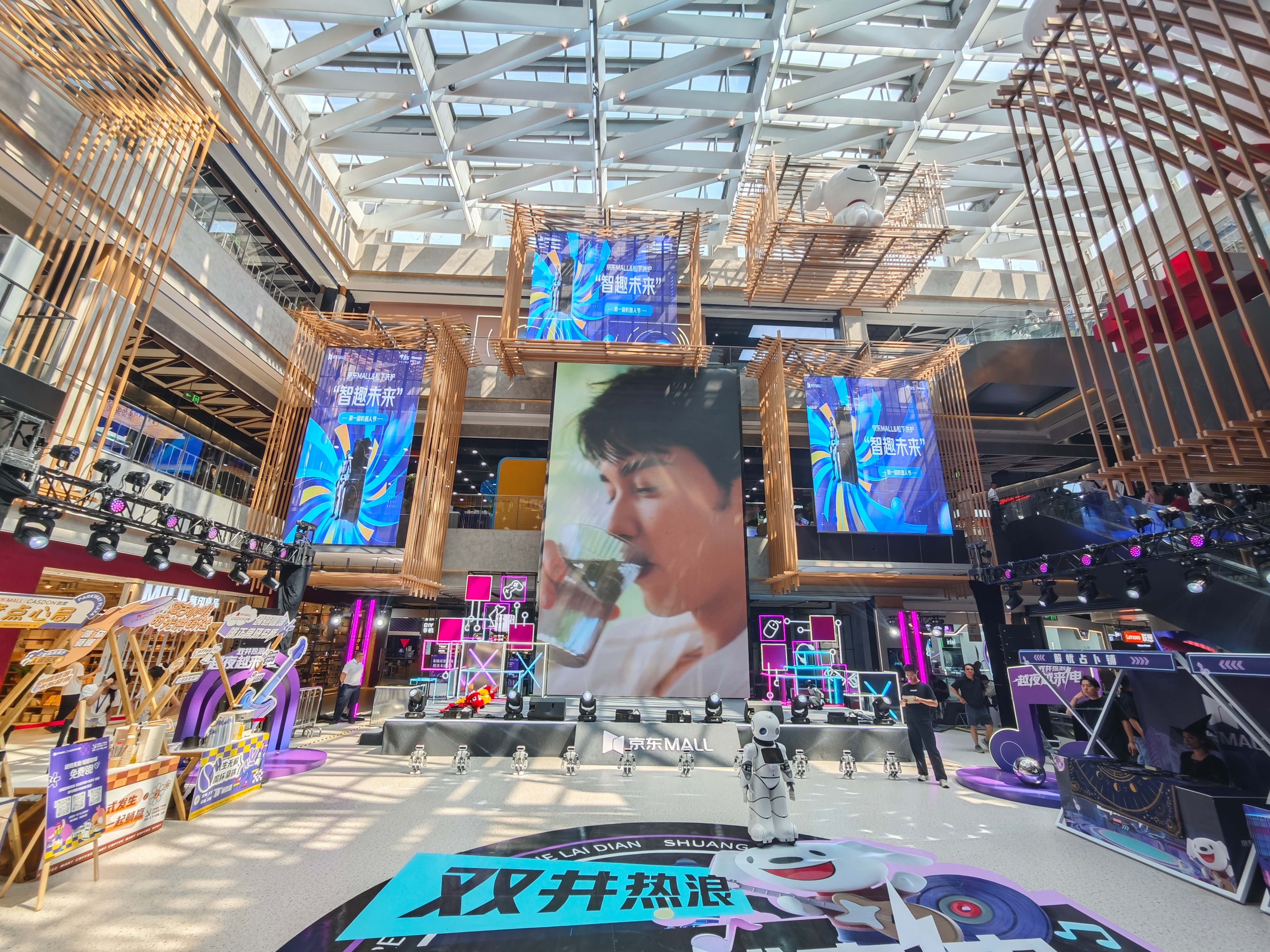 6月18日，我在北京参观逛了京东mall双井店，没错，京东也开始大张旗鼓的开线下