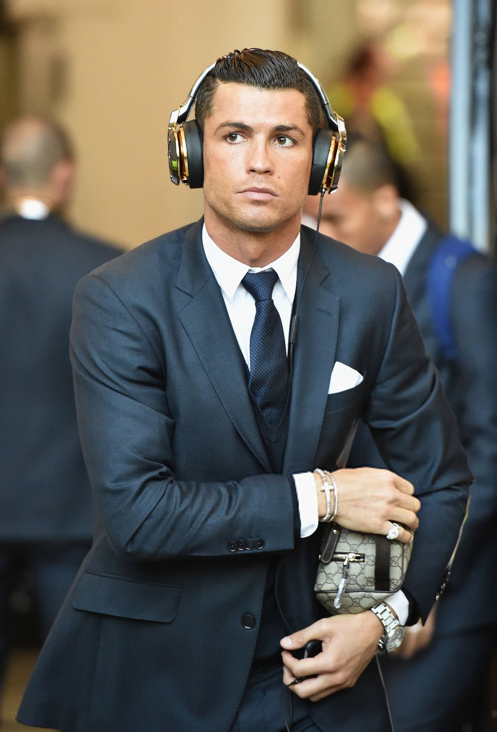 C罗c罗 好想这样抚摸他的脖子耳机🎧小狗 