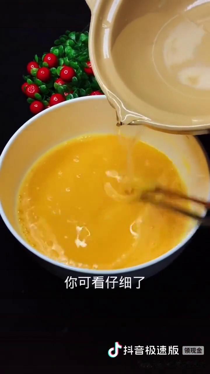 蒸鸡蛋糕鲜嫩爽滑没蜂窝。
今天我来教你们一个正确的蒸鸡蛋糕的方法，既没有蜂窝眼又