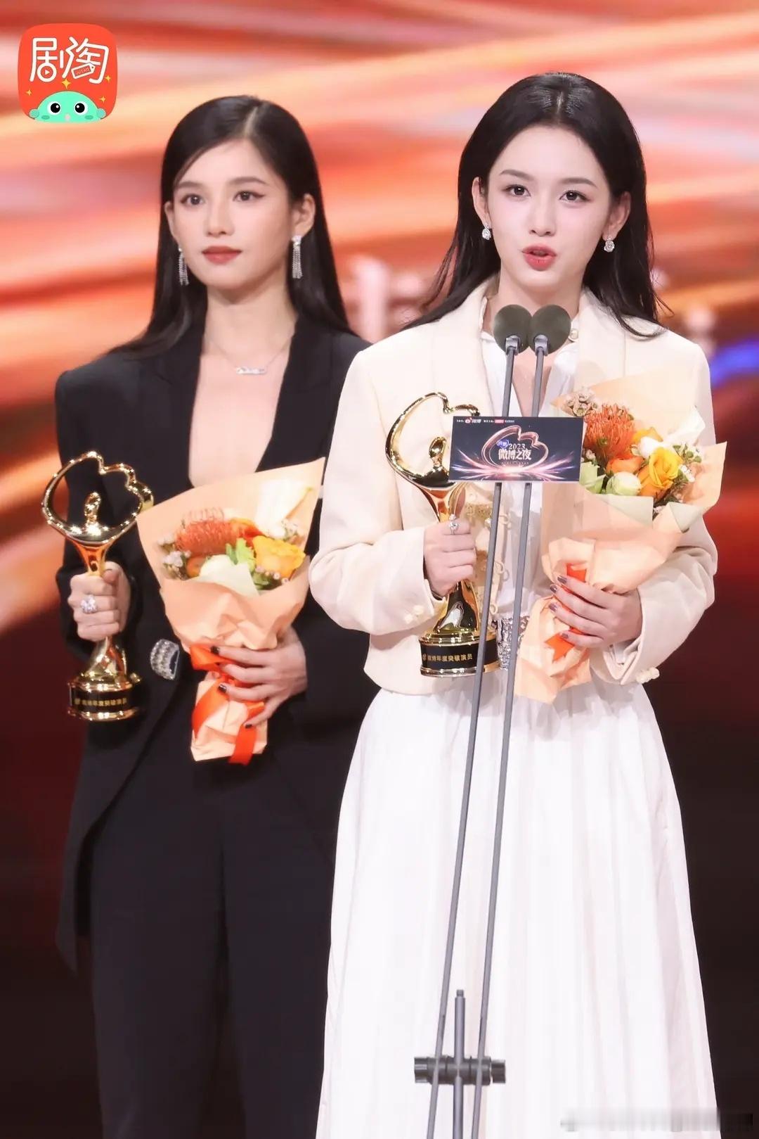 一直被说双生的也仪同框了。是不是第一次直面同框。 ​​​