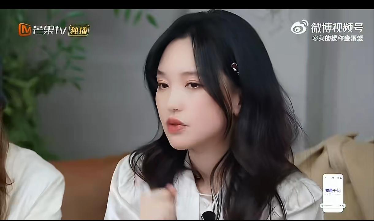 金莎自己谈着甜甜的姐弟恋，现在直接化身“劝恋搭子”，劝孟佳也试试姐弟恋。她说真心