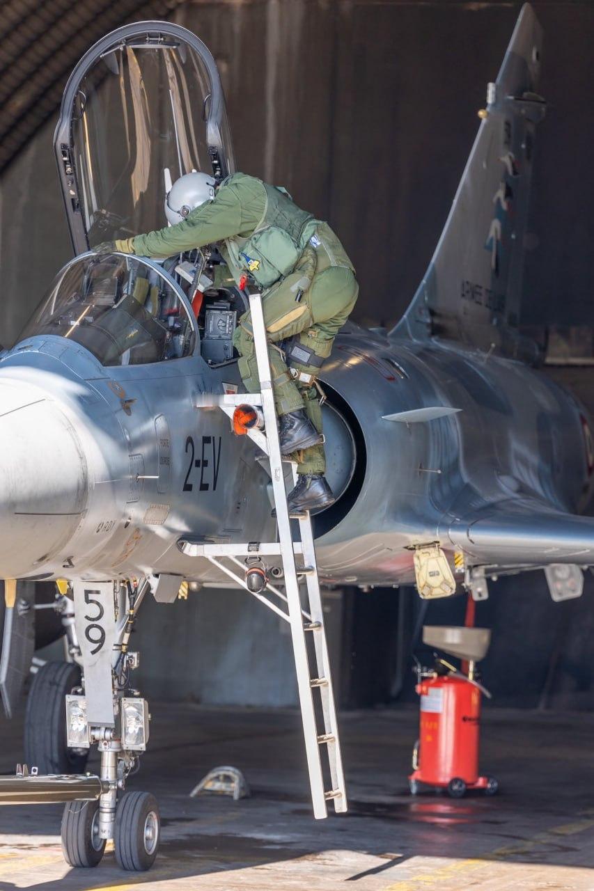 法国空军发布了新的视频，展示了乌克兰飞行员和技术人员正在接受操作和维护幻影200