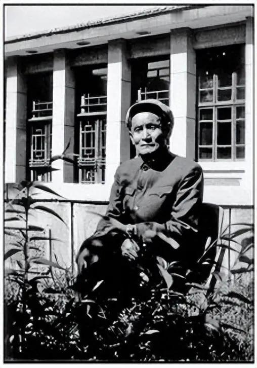 1973年，内蒙古一供销社丢了1400元现金和一支猎枪，警方查了8天一无所获，就